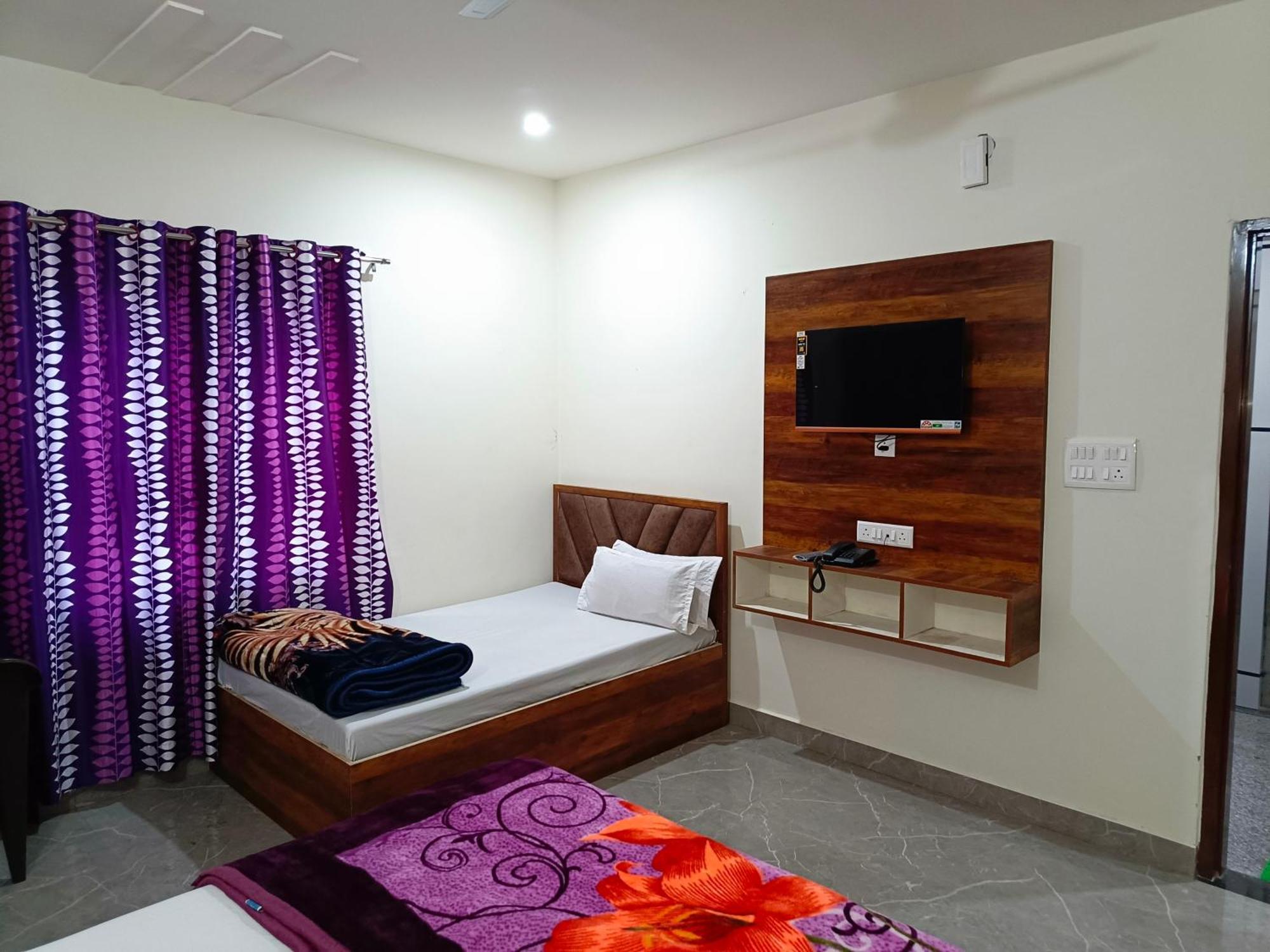 Shri Girraj Residency Hotel Mathura Exterior photo